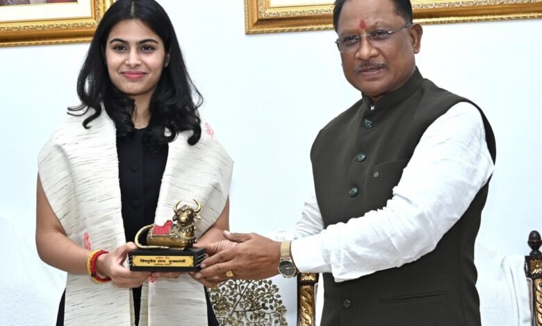 Chief Minister Vishnudev Sai and Olympic medalist Ms. Manu Bhakar