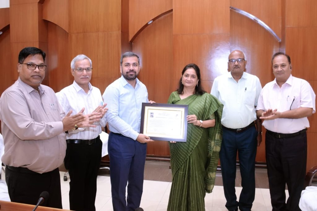 पॉवर कंपनी में सेवानिवृत्ति समारोह