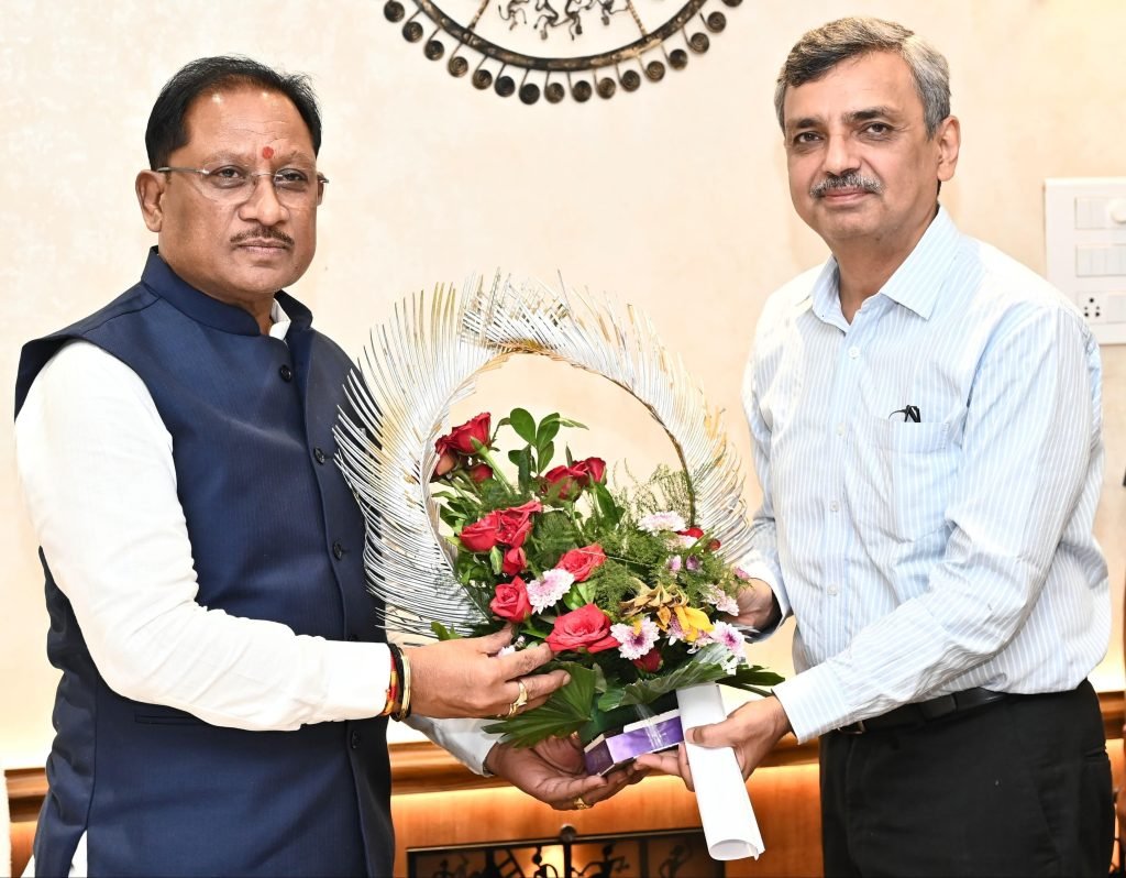 मुख्यमंत्री श्री साय से भारत सरकार में भूमि संसाधन सचिव ने की सौजन्य भेंट