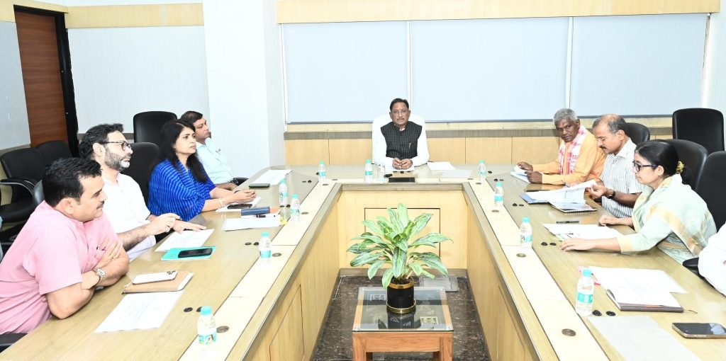 मुख्यमंत्री श्री विष्णु देव साय ने कहा—सड़कों पर विचरण करने वाले निराश्रित पशुओं की प्रभावी रोकथाम सुनिश्चित करें