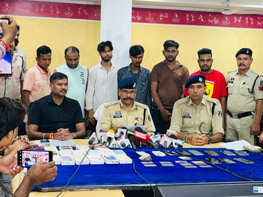मोबाइल चोरी कर फोन-पे के जरिए खाते से उड़ाते थे पैसा, 6 आरोपी गिरफ्तार