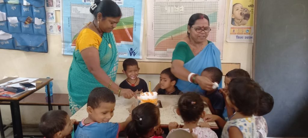 खुशियाँ बाँटने की मिसाल: कर्मचारियों ने बच्चों संग मनाया जन्मदिन