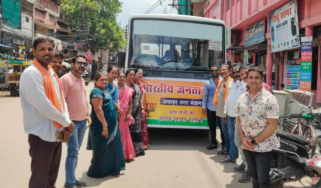 मुख्यमंत्री साय का स्वागत करने जवाहर नगर मंडल के पदाधिकारी बस से रवाना