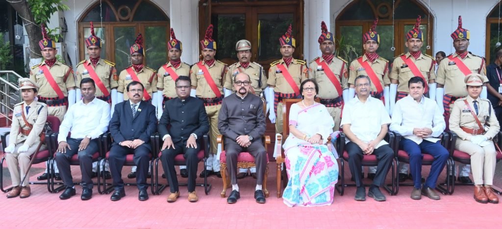 राज्यपाल श्री डेका ने राजभवन में किया ध्वजारोहण