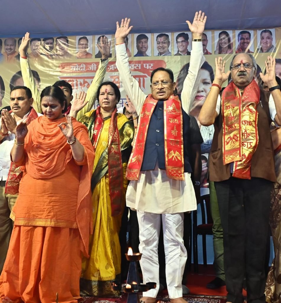 मुख्यमंत्री श्री साय खारुन मईया समरसता भव्य महाआरती में हुए शामिल : महाआरती में मंत्रोच्चार से गूंजा खारुन नदी का महादेव घाट