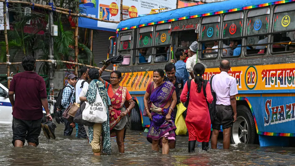 कोलकाता में रिकॉर्ड तोड़ बारिश से हाहाकार, 10 की मौत, क्या यह बादल फटना था?