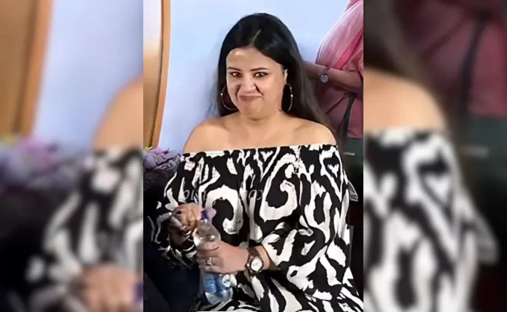 पानी की बोतल पर धोनी की फोटो देख ब्लश करने लगीं साक्षी