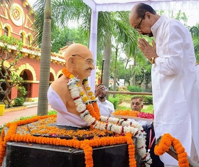 राष्ट्रपिता महात्मा गांधी की जयंती पर राज्यपाल डेका ने माल्यार्पण कर दी श्रद्धांजलि