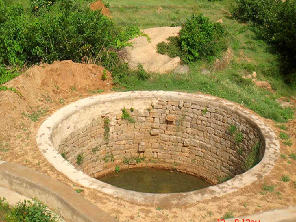 कुएं में कूदी महिला, कॉन्स्टेबल ने चारपाई के सहारे से बाहर निकाला
