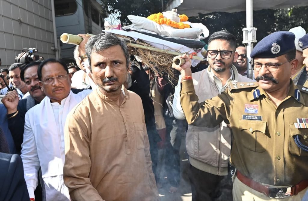 ज्ञानपीठ सम्मानित साहित्यकार विनोद कुमार शुक्ल के पार्थिव शरीर को मुख्यमंत्री ने कंधा देकर उन्हें भावपूर्ण अंतिम विदाई दी