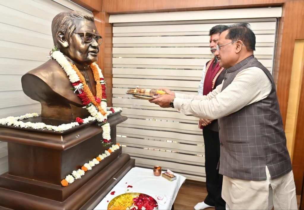 मुख्यमंत्री श्री विष्णु देव साय ने भारत रत्न अटल बिहारी वाजपेयी की प्रतिमा पर माल्यार्पण कर दी श्रद्धांजलि