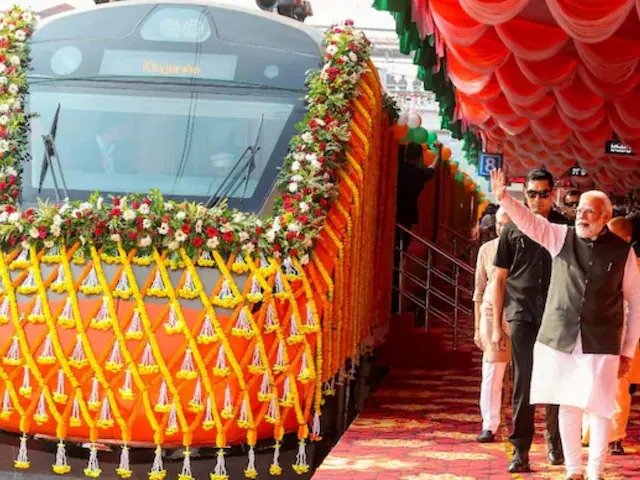 देश की पहली वंदे भारत स्लीपर ट्रेन को PM मोदी ने दिखाई हरी झंडी