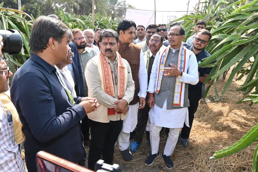 खेतों की मेड़ से नीति का संदेश, गिरहोला-खपरी में किसानों से सीधे संवाद में बोले शिवराज सिंह चौहान
