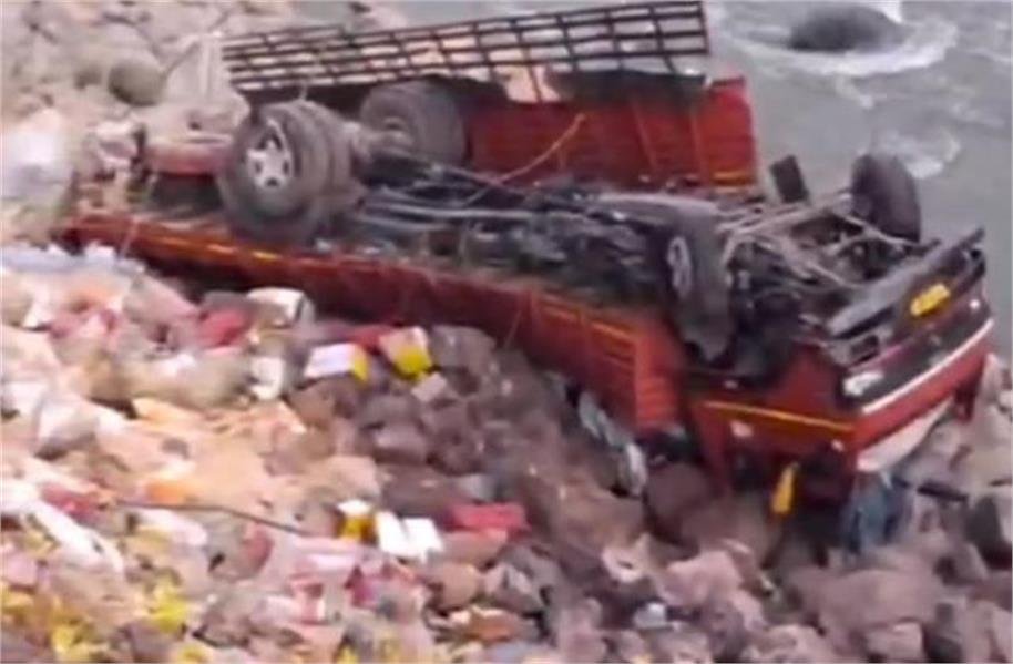 राष्ट्रीय राजमार्ग पर 50 मीटर नीचे नदी में गिरा वाहन, मौत