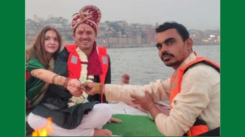 गंगा में नाव पर वैदिक रीति-रिवाज से मैक्सिकन जोड़े ने रचाई शादी