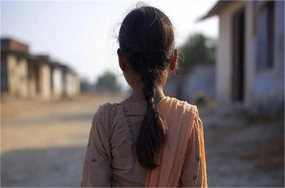 बिना नहाए स्कूल आई स्टूडेंट तो टीचर ने क्लास से निकाला, आहत छात्रा ने दे दी जान, चार शिक्षक नामजद