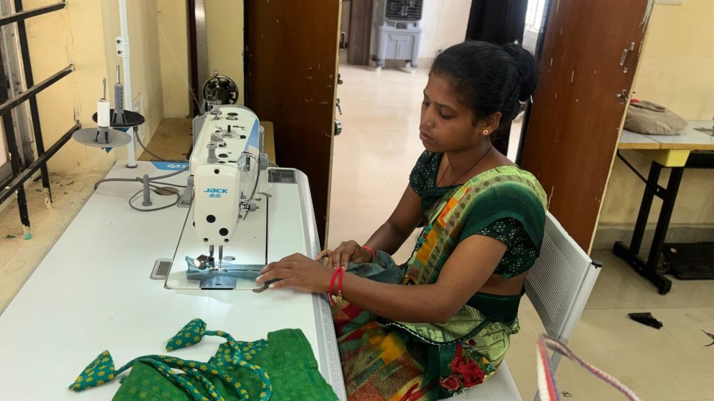 नक्सलवाद का अंधेरा छोड़ शर्मिला ने थामी स्वावलंबन की सुई