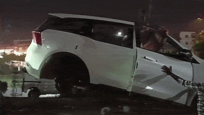 महिंद्रा SUV पार्क कर शॉपिंग पर गया लौटा तो गाड़ी का हाल देख सांप सूंघ गया गाड़ी ईंटों पर टिकी थी गायब थे चारों टायर…