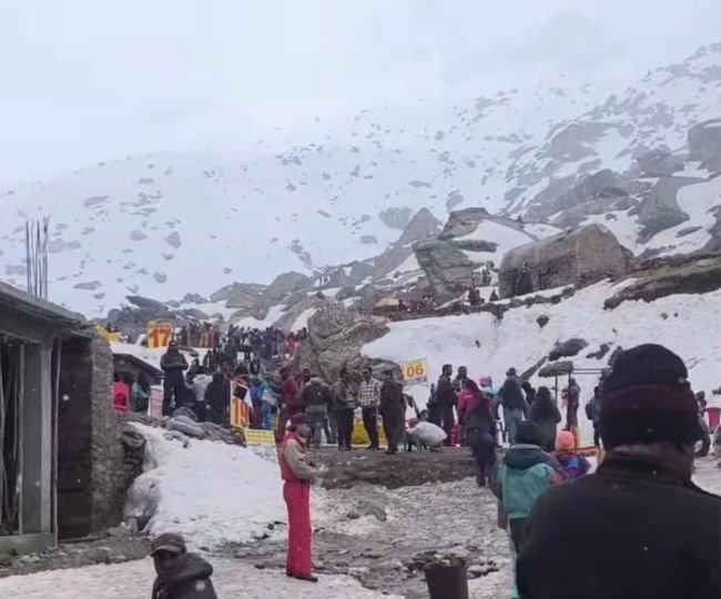 हिमाचल प्रदेश के मनाली और आसपास के पर्यटन स्थलों पर ताजा बर्फबारी पर्यटक दिखे काफी उत्साहित…