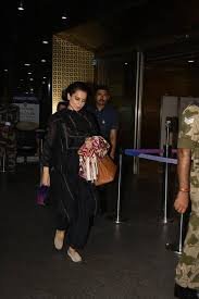 खुली जुल्फें, काला सूट पहन एयरपोर्ट पर कंगना का दिखा देसी अंदाज