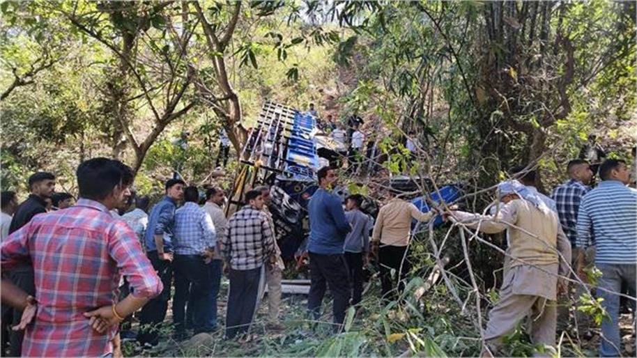 खाई में गिरी ट्रैक्टर-ट्रॉली, 3 श्रद्धालुओं की मौत, 15 घायल