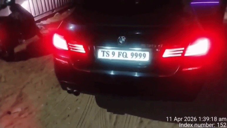 डॉक्टर की बीएमडब्ल्यू कार में लगा ऐसा उपकरण कुछ सेकंड में बदली जा सकती दो अलग-अलग नंबर प्लेट, पुलिस के हत्थे चढ़ा…