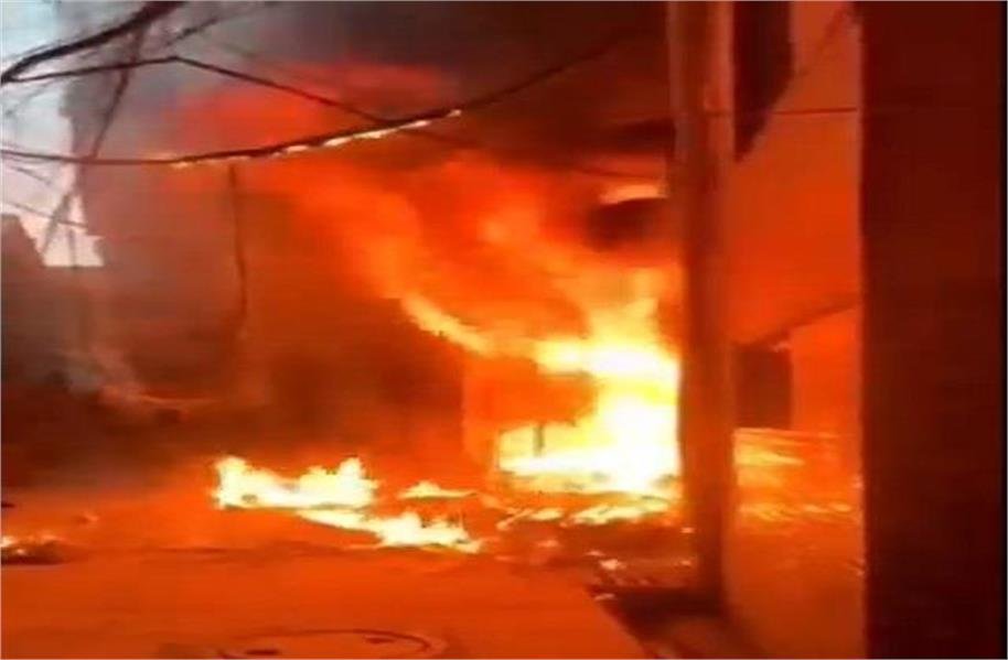 लेदर पर्स व गिफ्ट शॉप में लगी आग, लाखों का सामान जलकर खाक…