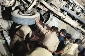 हापुड़ में बारातियों से भरी बस और ट्रक के बीच भीषण भिड़ंत, छह लोगों की मौत, कई घायल