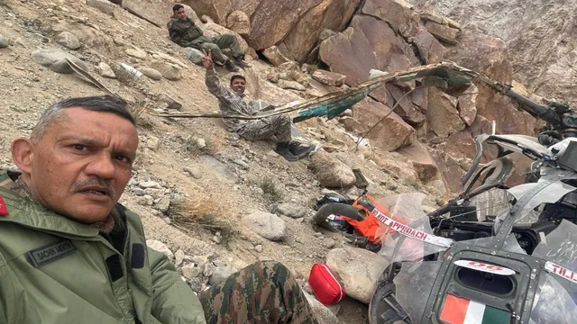 लेह में भारतीय सेना का हेलीकॉप्टर दुर्घटनाग्रस्त, बाल-बाल बचे जवान, क्रैश के बाद मेजर जनरल ने ली सेल्फी…