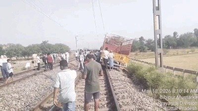 ट्रक चालक दुर्घटना के बाद भागते हुए रेलवे ट्रैक पर दौड़ाने लगा ट्रक,दो किलोमीटर बाद जाकर गिट्टी में फंस गया…