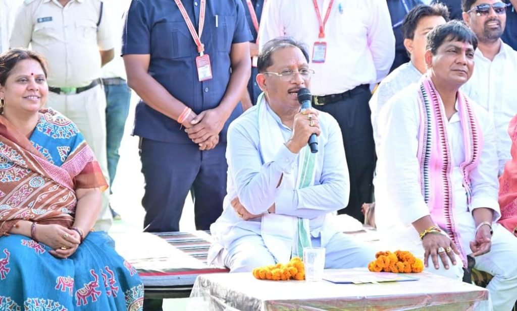 मुख्यमंत्री श्री विष्णु देव साय ने बरगद के पेड़ के नीचे लगाई चौपाल, सुनी ग्रामीणों की समस्याएं