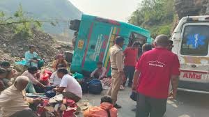 तीर्थयात्रियों को लेकर जा रही बस बदरीनाथ हाईवे पर अनियंत्रित होकर पलटी, चीख-पुकार मची, कई घायल
