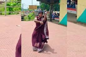 रेलवे स्टेशन के पास खड़े हो आंटी ने Ho Jayegi Balle Balle गाने पर किया ताबड़तोड़ डांस