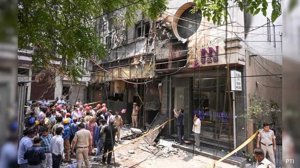 वॉशरूम में गले लगकर मरा कपल , व्हीलचेयर पर जली लाश , अग्निकांड में 21 लोगों की मौत के पीछे भारी लापरवाही हुई उजागर