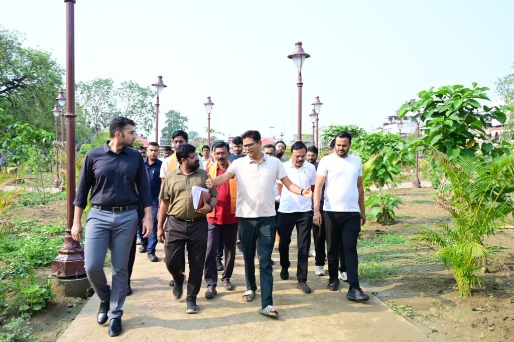 वित्त मंत्री ने रायगढ़ शहर में संचालित विभिन्न विकास कार्यों का किया जमीनी निरीक्षण