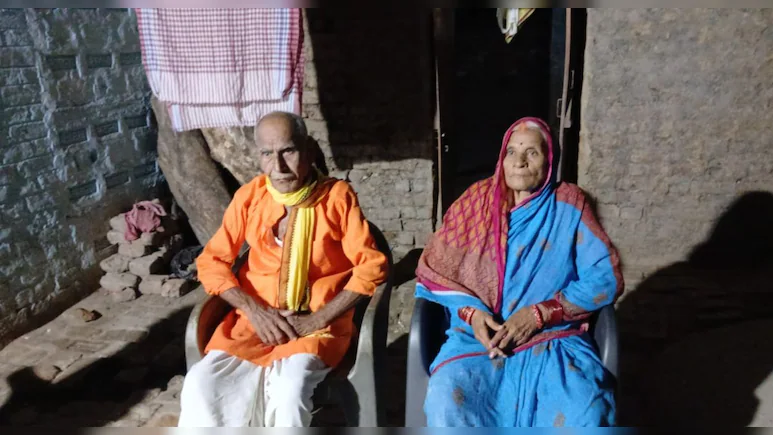 पति ने नहीं की दूसरी शादी,शादी के 6 महीने बाद ही छोड़कर गई पत्नी 48 साल बाद वापस लौटी, खुशी से रो पड़ा पति
