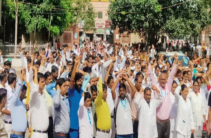 नर्सिंग स्टाफ की बेमियादी हड़ताल जारी, चौथे दिन भी धरना