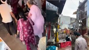 वृंदावन के बांके बिहारी मंदिर के पास छज्जा गिरने से आधा दर्जन श्रद्धालु घायल,पुलिस ने अस्पताल में कराया भर्ती…
