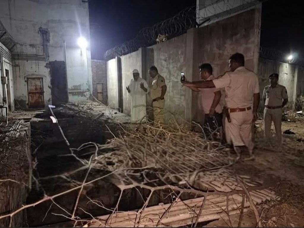 डीग मदरसा हादसा; सीढ़ियां टूटीं और टैंक में गिरीं छात्राएं, एक की मौत…