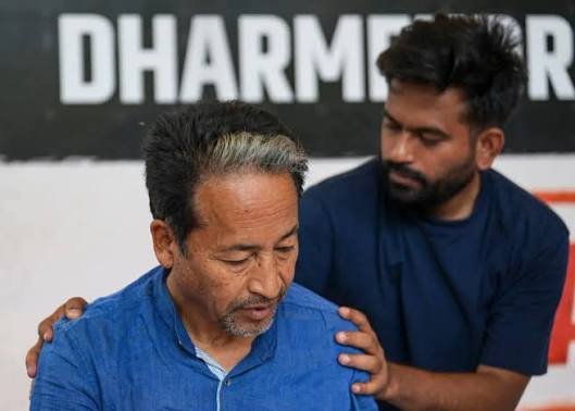 सोनम वांगचुक की तबीयत बिगड़ने पर रोने लगे अभिजीत दीपके, उनकी जगह अनशन पर बैठने का किया एलान