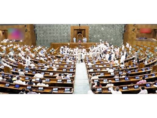 नीट पेपर लीक को लेकर मानसून सत्र के चौथे दिन संसद में हंगामा, मकर द्वार के पास विपक्षी सांसदों ने किया प्रदर्शन