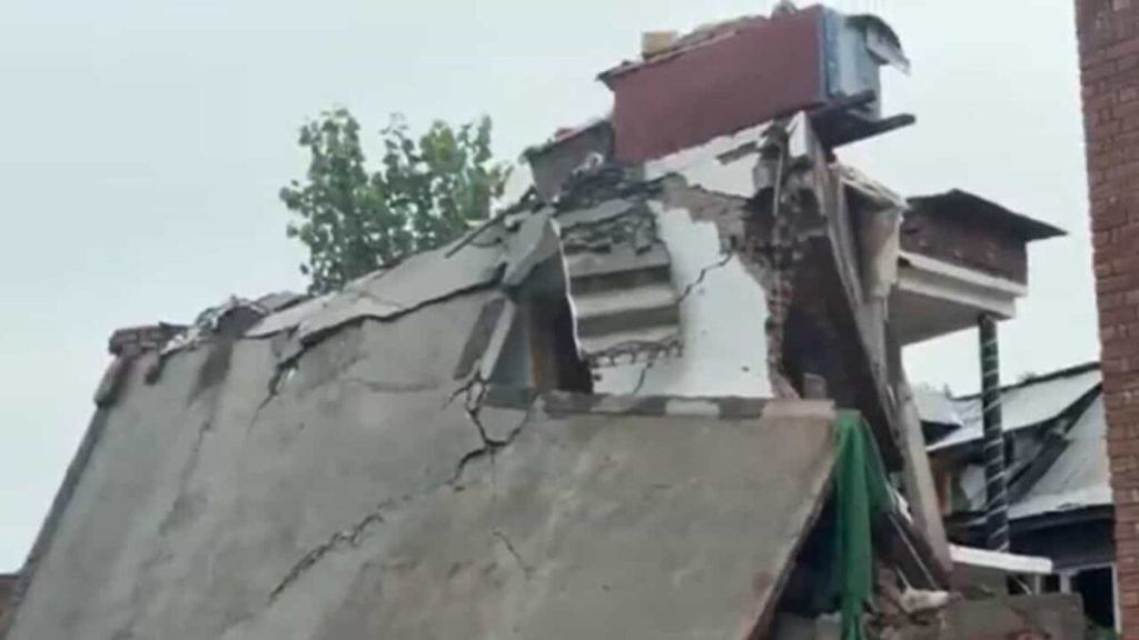 पुलिसकर्मी हत्या के बाद बड़ा एक्शन : जम्मू-कश्मीर में दो आतंकियों के मकान ढहाए गए