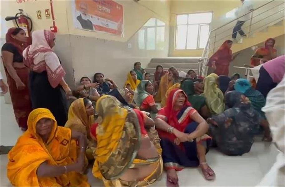 एक-दूसरे को बचाने के चक्कर करंट की चपेट में आने से 2 सगे भाइयों की मौत