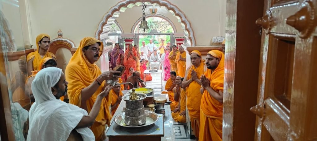 मुनिराज के ओजस्वी वचनों ने किया मुग्ध अष्टान्हिका महापर्व: देव-शास्त्र-गुरु की आराधना से गूंजा बड़ा मंदिर…