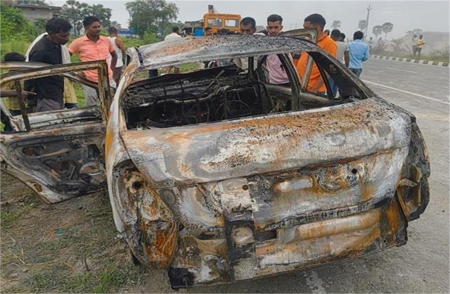 ट्रक के ईंधन टैंक से टकराकर धू-धू कर जली कार, 2 की मौत