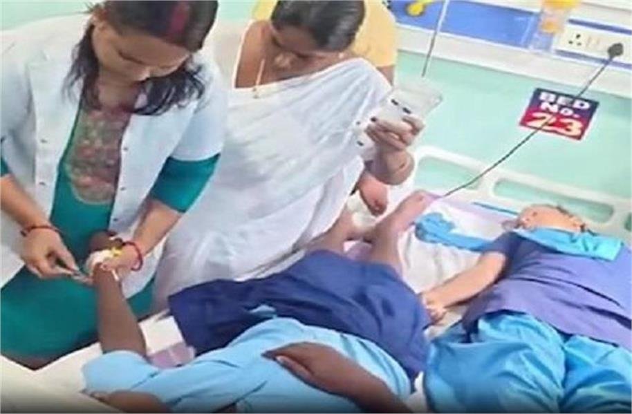 स्कूल में मिड डे मील खाने से 94 बच्चे बीमार, मचा हड़कंप
