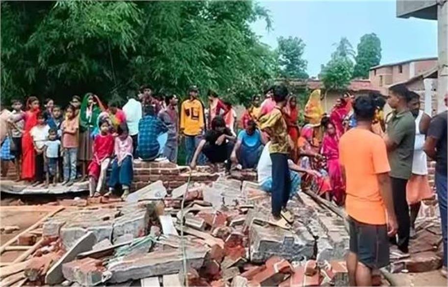 निर्माणाधीन मकान का छज्जा भरभराकर गिरा, मलबे में दबने से मां-बेटे की मौत