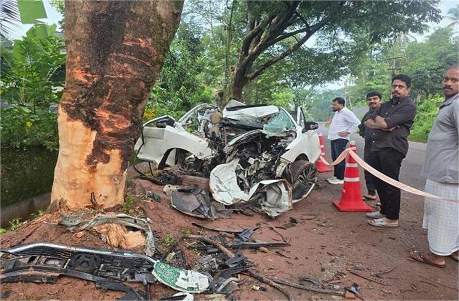 पेड़ से टकराकर चकनाचूर हुई कार, मातम में बदलीं शादी की खुशियां, 4 दोस्तों की दर्दनाक मौत