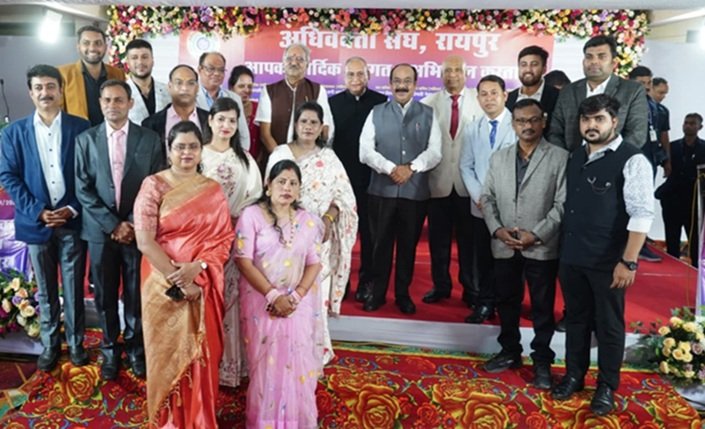 रायपुर जिला अधिवक्ता संघ के नवनिर्वाचित पदाधिकारियों का शपथ ग्रहण समारोह संपन्न…