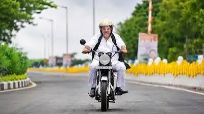 कर्नाटक के सीएम और उनकी 40 साल पुरानी दोस्त यज्दी रोडकिंग बाइक